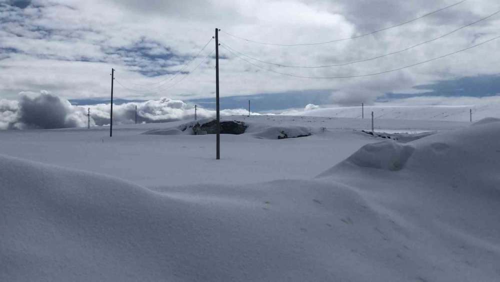 Kars’ta kar kalınlığını 2 metreyi buldu, evler kar altında kaldı