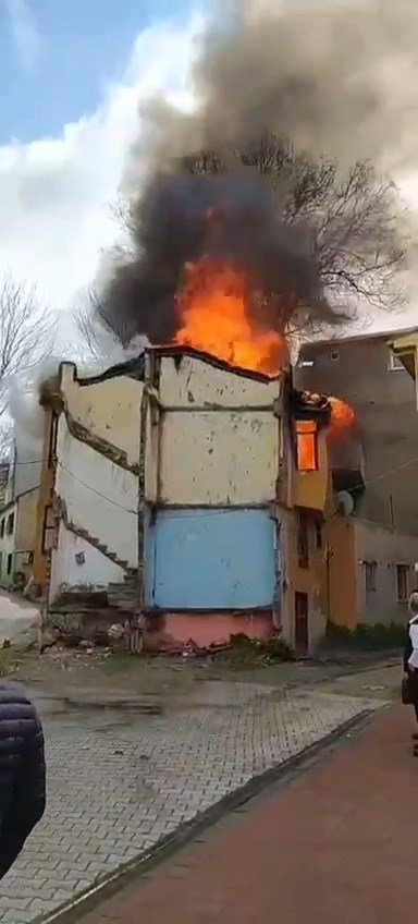 İstanbul Fatih'te 3 katlı binada yangın : 1 ölü