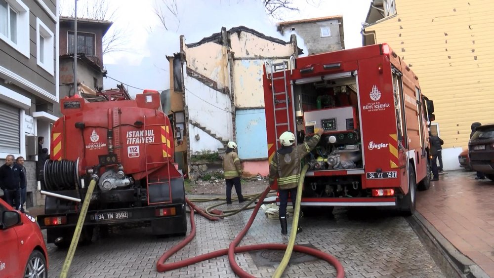 İstanbul Fatih'te 3 katlı binada yangın : 1 ölü