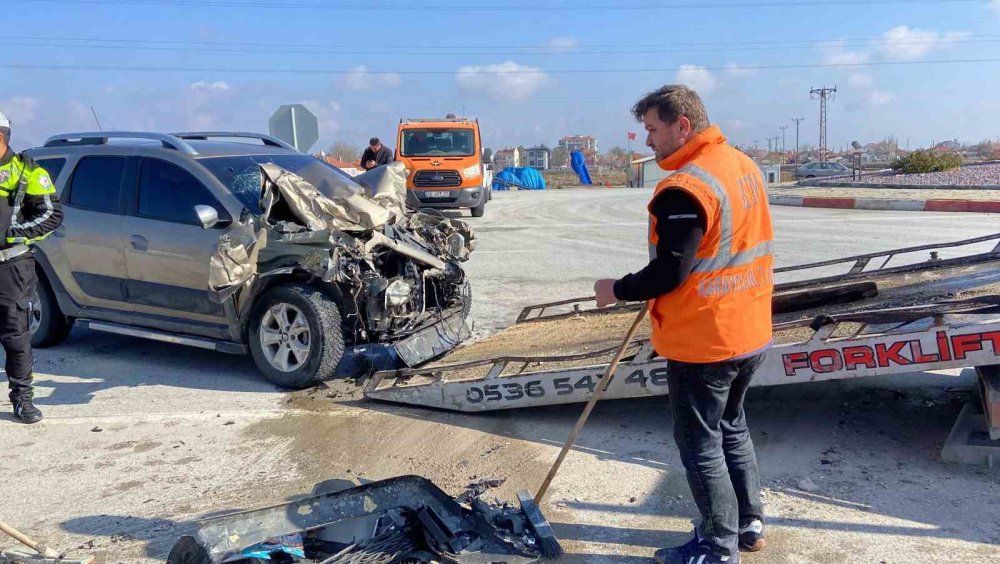Karaman-Konya kara yolunda cip kamyona arkadan çarptı