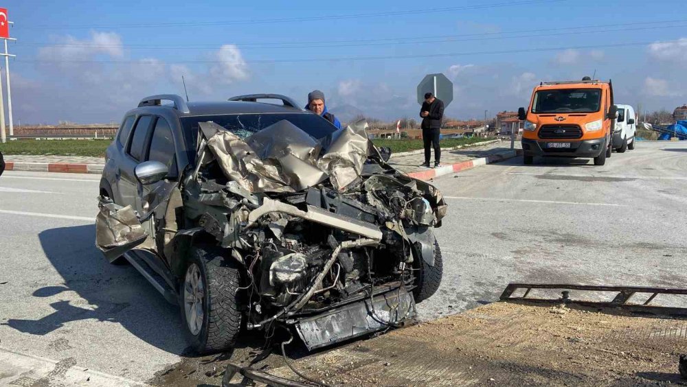 Karaman-Konya kara yolunda cip kamyona arkadan çarptı