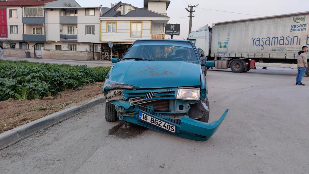 Bursa'da iki otomobil çarpıştı: 7 yaralı