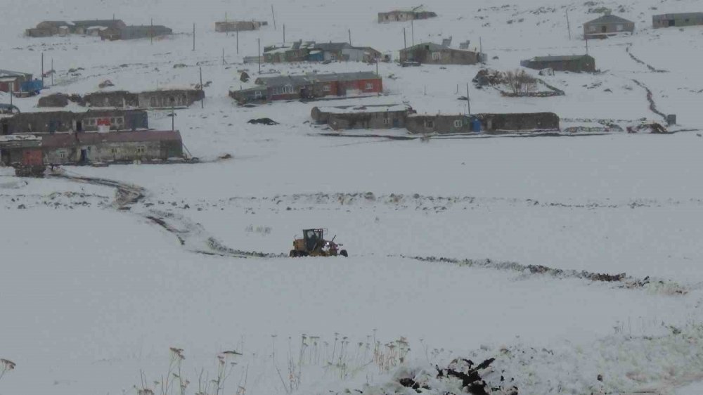 Kar 47 köy yolunu ulaşıma kapadı