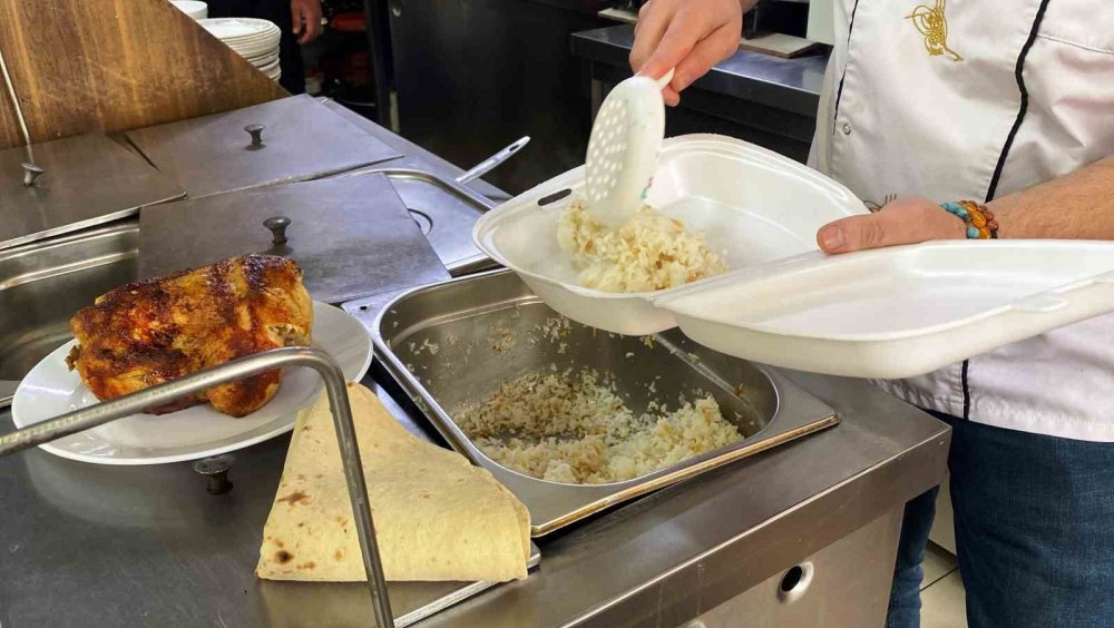 Konya'daki restoran işletmecisi ‘Askıda tavuk’ uygulaması başlattı
