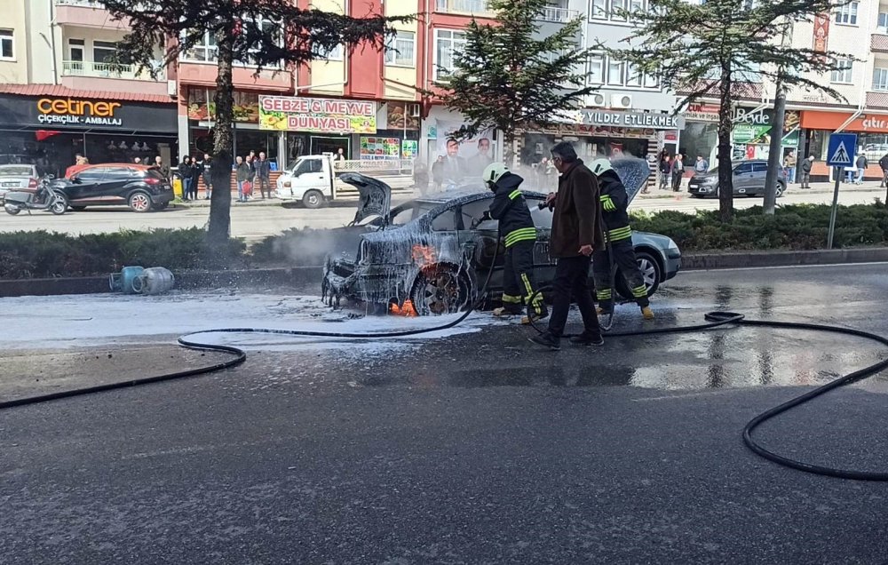 Konya'da seyir halindeki LPG’li otomobil alev topuna döndü