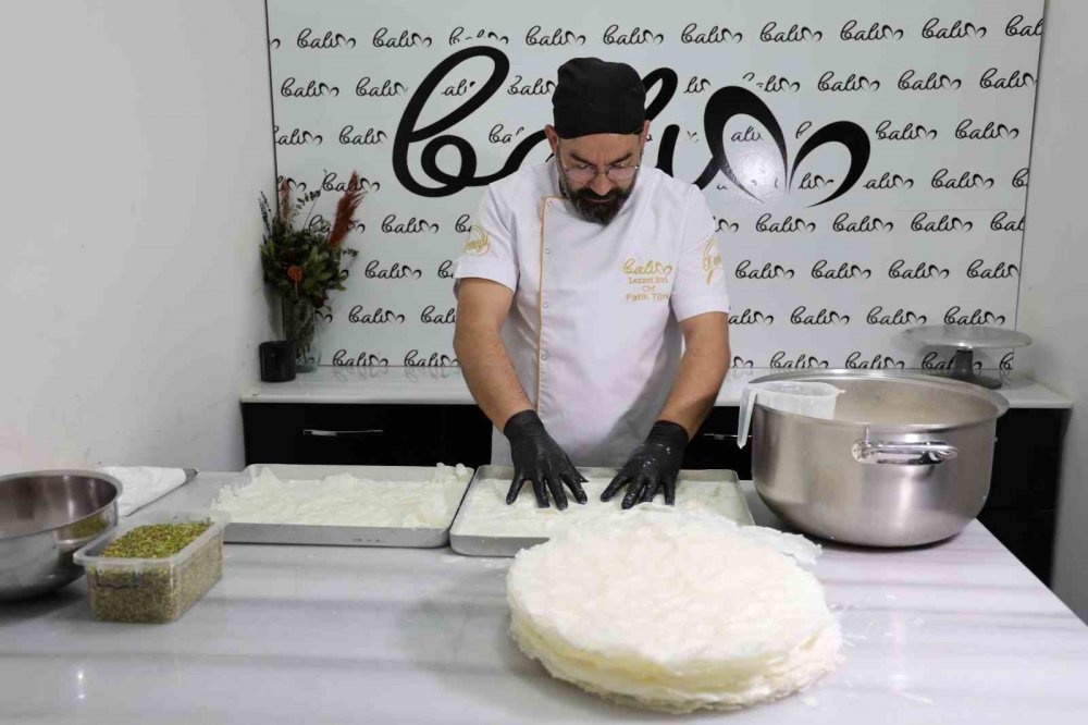 Konya'da ramazan sofralarının en renkli tatlısı için ustalar yoğun mesai harcıyor