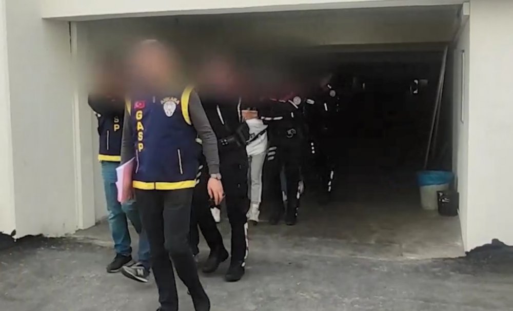 Ankara'da kuyumcu soygunu güvenlik kamerasına yansıdı
