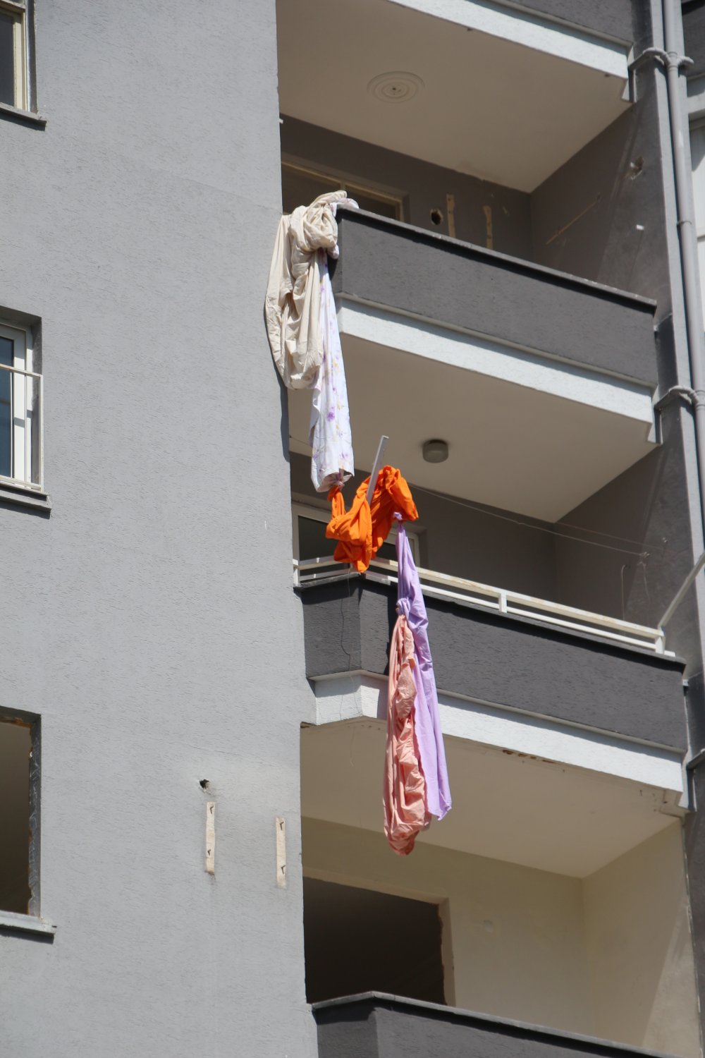 8'inci kattaki daireye giren hırsızlık şüphelisi, çarşaflarla balkondan inerken düşüp öldü
