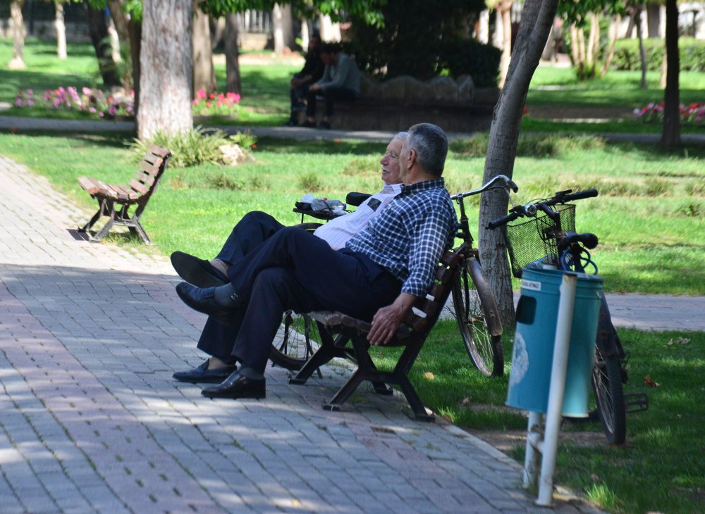 Adana, 33 dereceyi gördü; parklar doldu