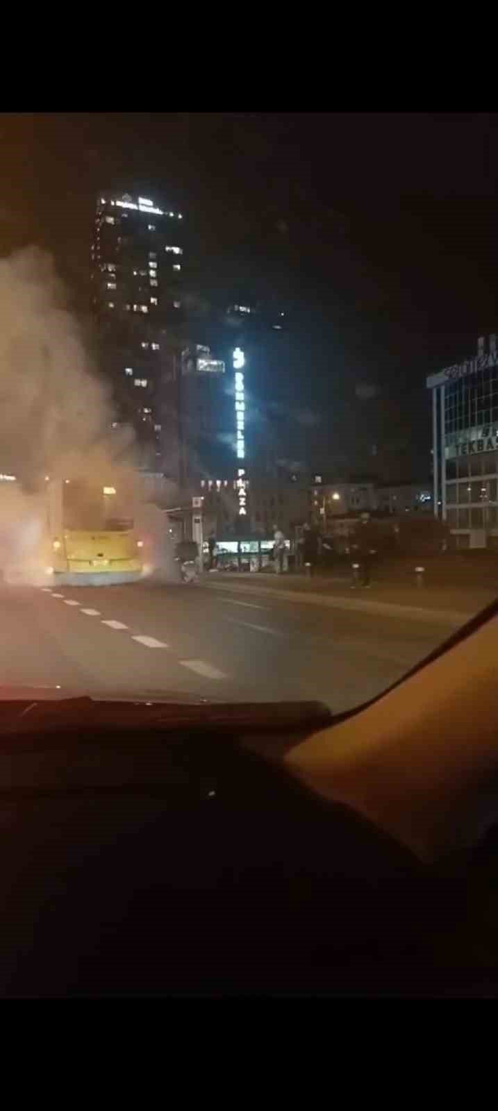 Seyir halindeki otobüsten dumanlar yükseldi