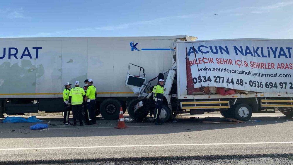 Konya'da kamyonet tıra arkadan çarptı: Kamyonet sürücüsü hayatını kaybetti!