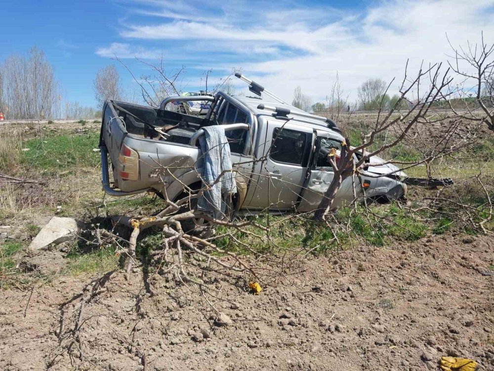 Konya'da kamyonet tarlaya takla attı! Sürücü yaralandı