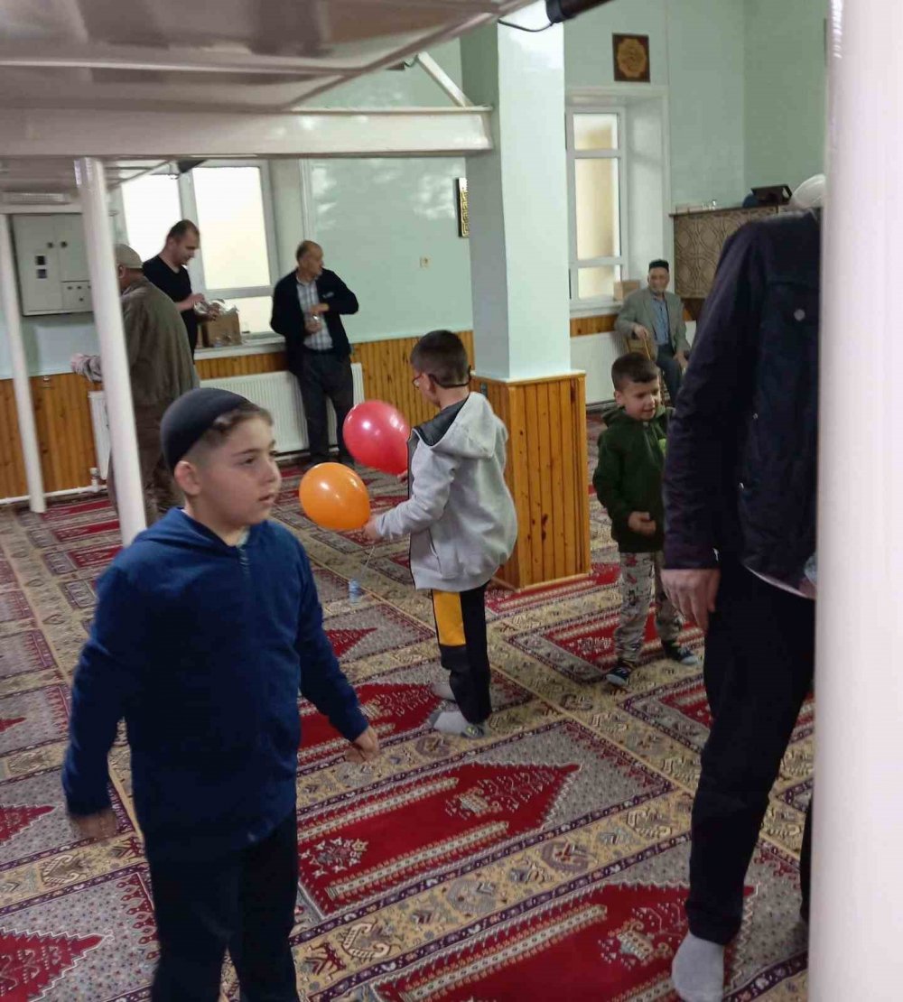 Konya'da teravih namazına gelen çocuklar ödüllendirildi