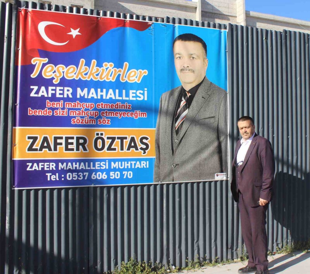Konya'da seçimi kazanan muhtarı zafere taşıyan pankart