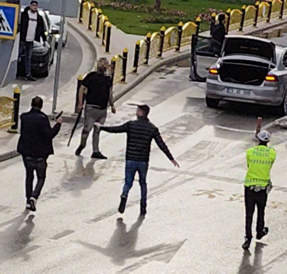 Trafikte tartışan sürücü pompalı tüfek çıkardı