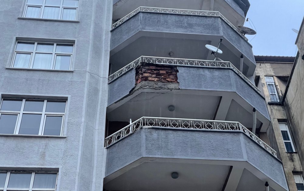 7 katlı binadan başına beton parçası düştü