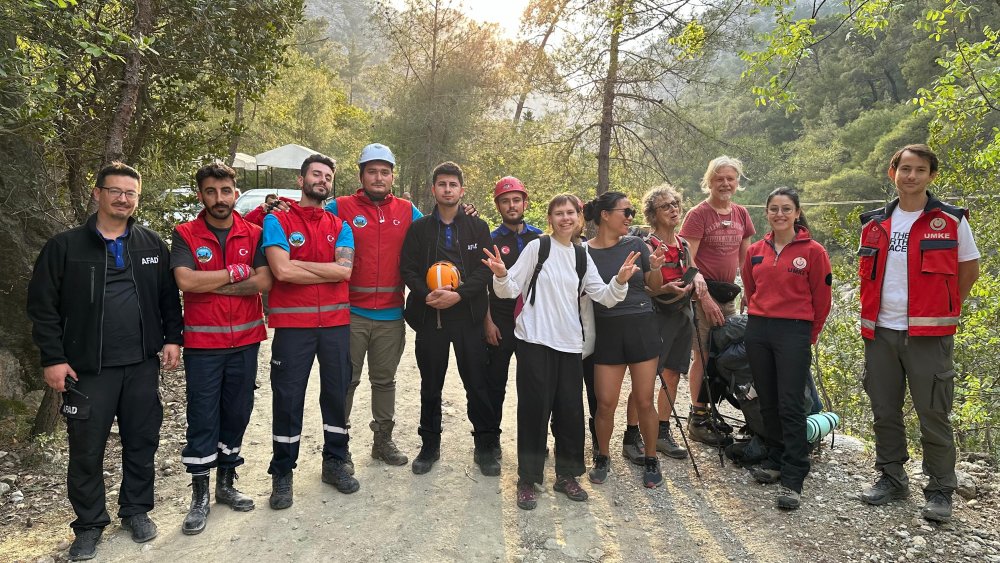 Orman yangınında mahsur kalan 4 turist kurtarıldı