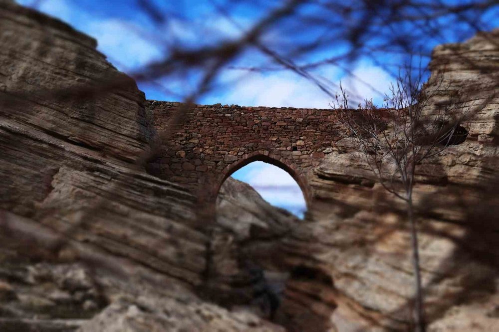 Konya’da 5 bin yıllık mahallede ürküten köprü