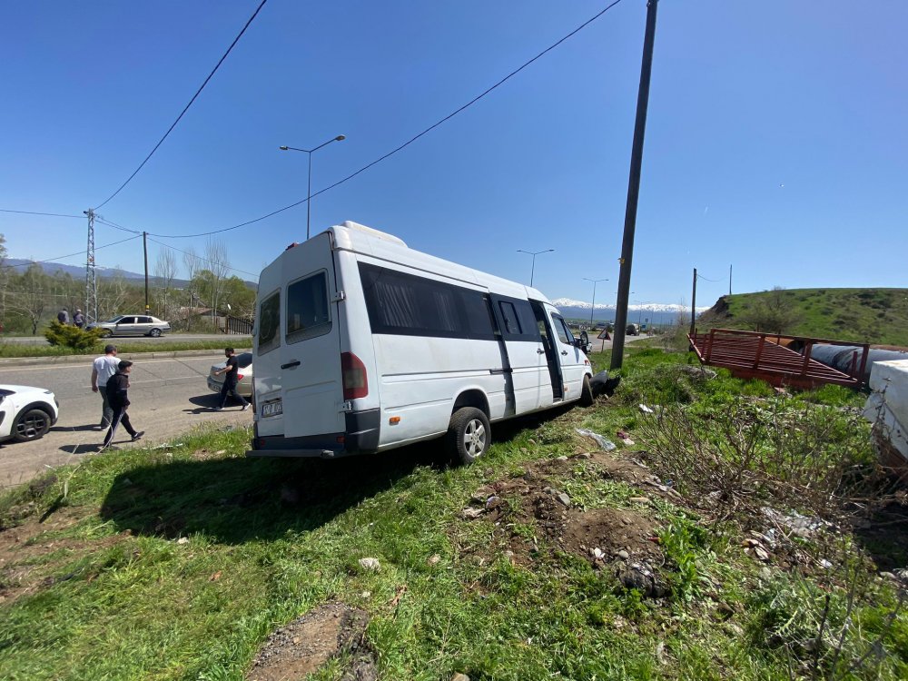 Bingöl'de minibüs ile otomobil çarpıştı: 7 yaralı