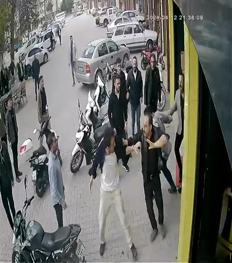 Konya'da trafikte otomobil sürücüsüyle tartışan motosikletli genci 8 kişi dövdü