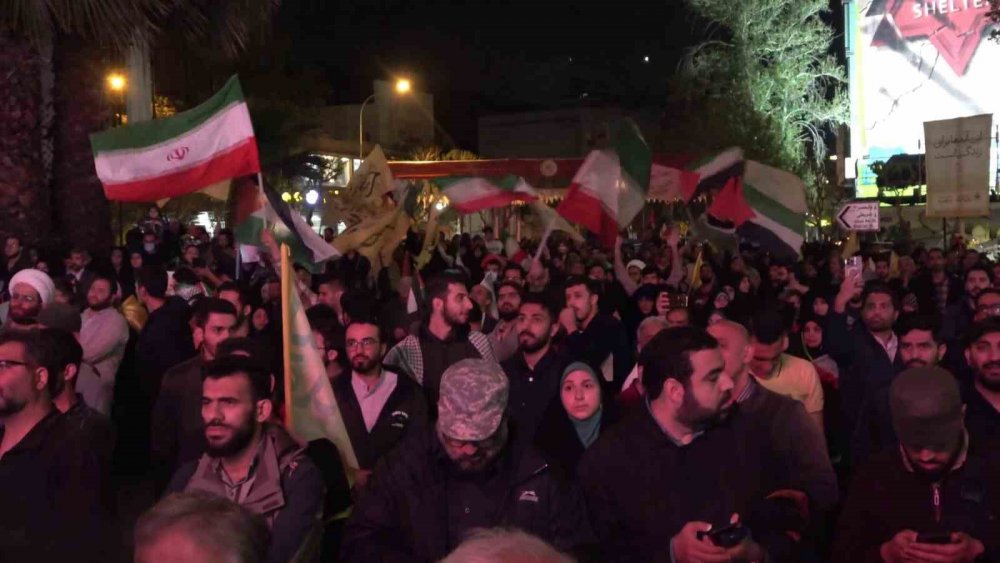 İran’ın İsrail’e saldırısı Tahran’da coşkuyla kutlandı