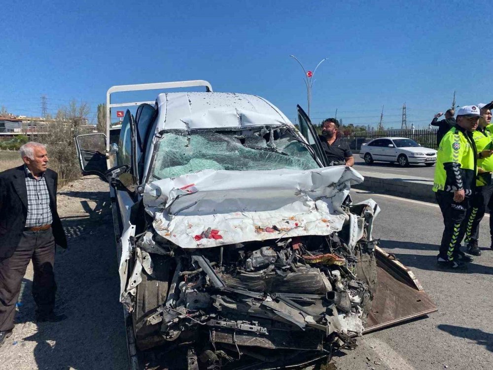 Ankara-Konya yolunda otomobil hafriyat kamyonuna çarptı: 1 ölü