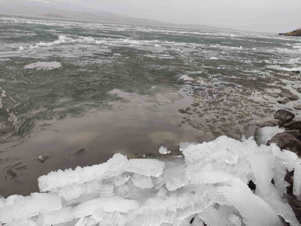 Buz tabakası eriyince kutupları aratmayan görüntüler ortaya çıktı