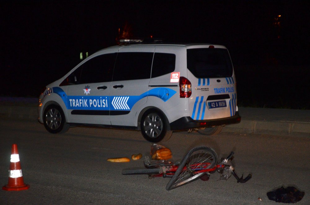 Konya'da otomobilin çarpıp kaçtığı bisiklet sürücüsü öldü; ekmekleri etrafa saçıldı