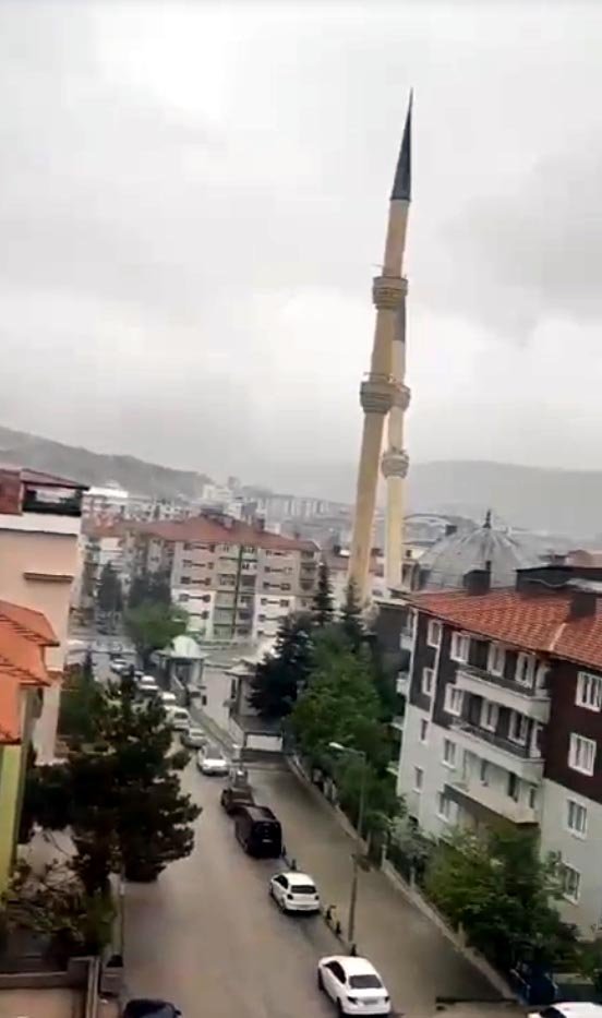 Çankırı'da fırtınada minare devrildi