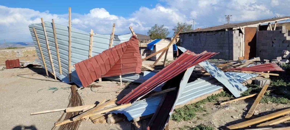 Fırtına Konya'da hasara neden oldu