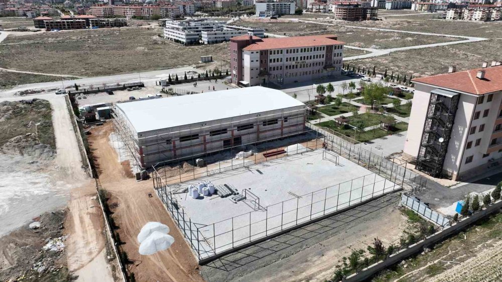Konya'daki okula spor salonu ve çim saha desteği