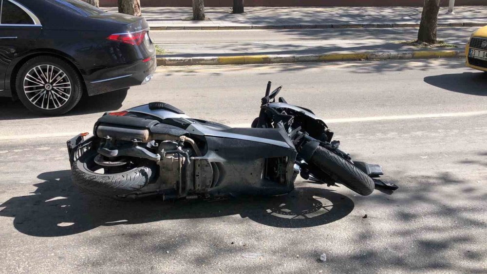 Motosiklet devrildi: 2 yaralı