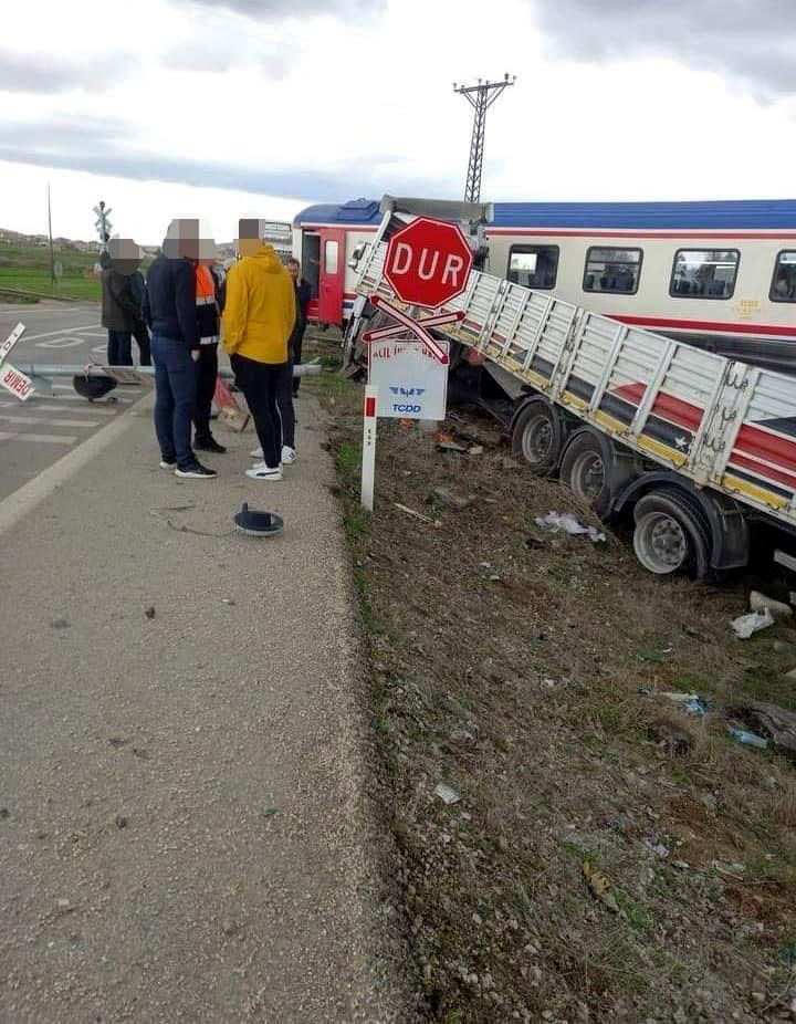 Yolcu treni TIR'a çarptı