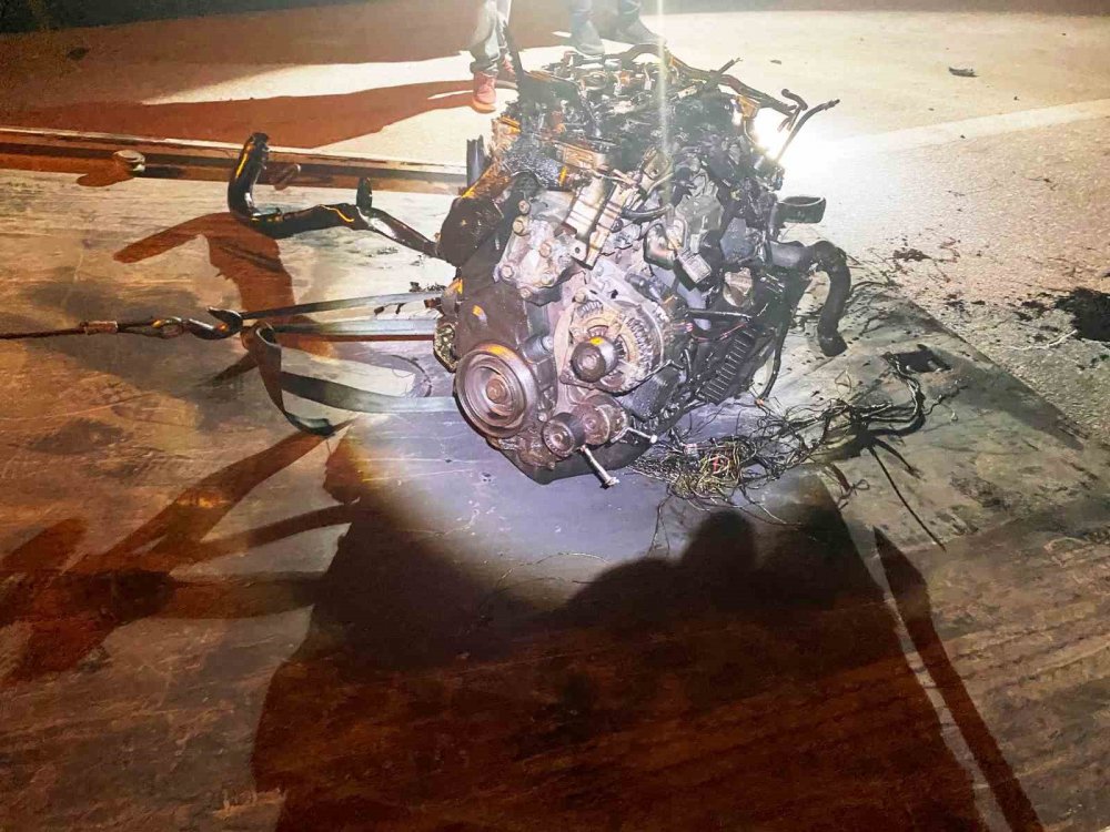 Konya'da bariyerlere çarpan otomobilin motoru yerinden fırladı: 4 yaralı