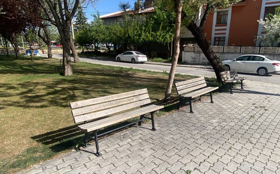Konya'da parkta oturan gençlere 'Mahallenin namusunu kirlettiniz' diyerek hastanelik etti!