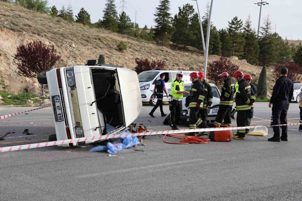 Konya'da U dönüşü yapmak isteyen minibüs sürücüsü hayatını kaybetti