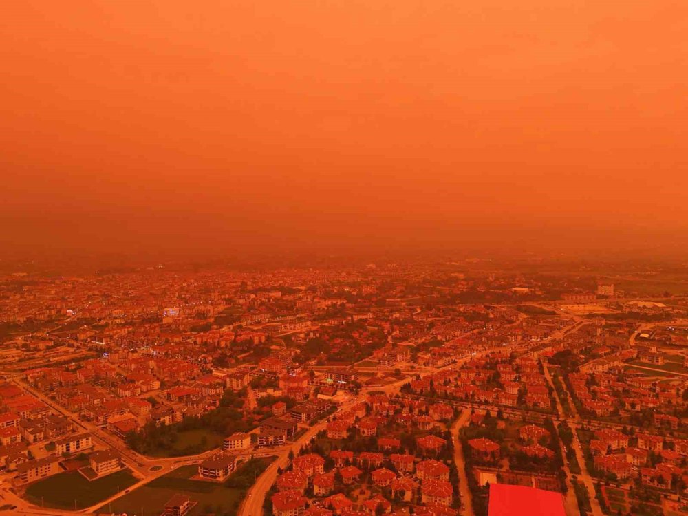 Afrika’dan gelen toz nedeniyle gökyüzü kırmızı, mor ve sarı renklerine büründü