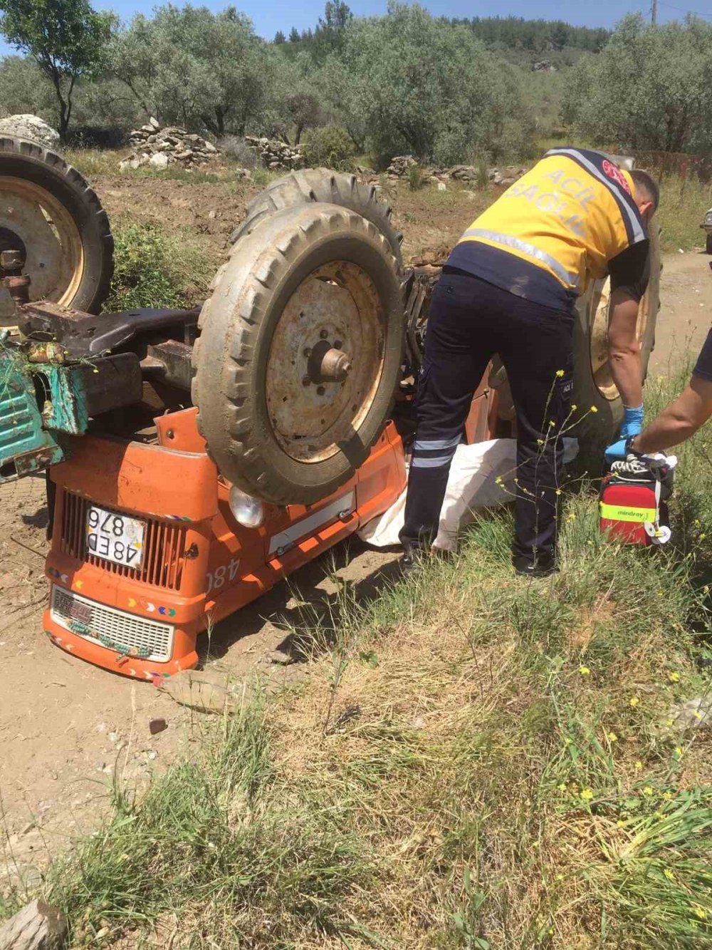 Devrilen traktörün altında kalan kişi hayatını kaybetti