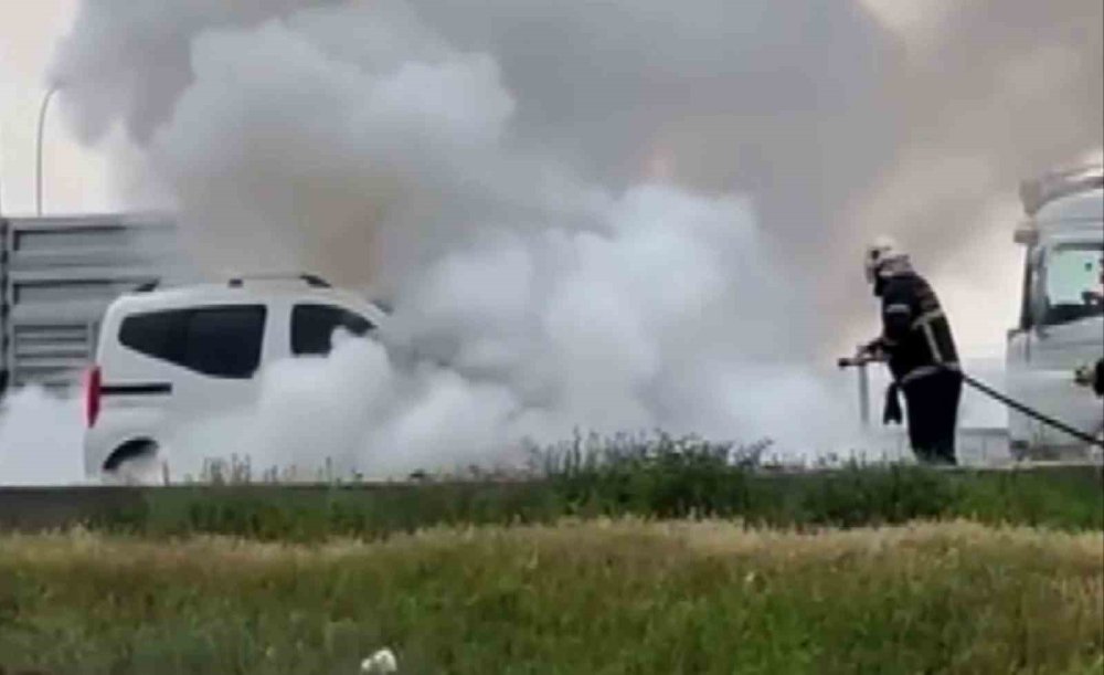 Aksaray-Konya Karayolu Aratol Kavşağında hafif ticari araç alev alev yandı
