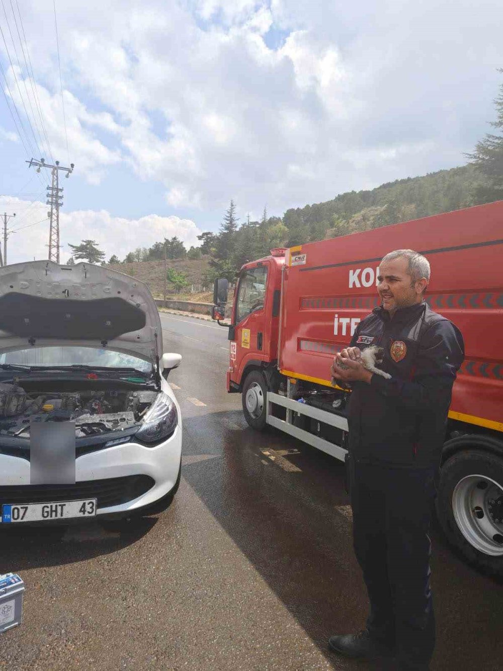 Konya’da otomobilin motoruna sıkışan kedi kurtarıldı