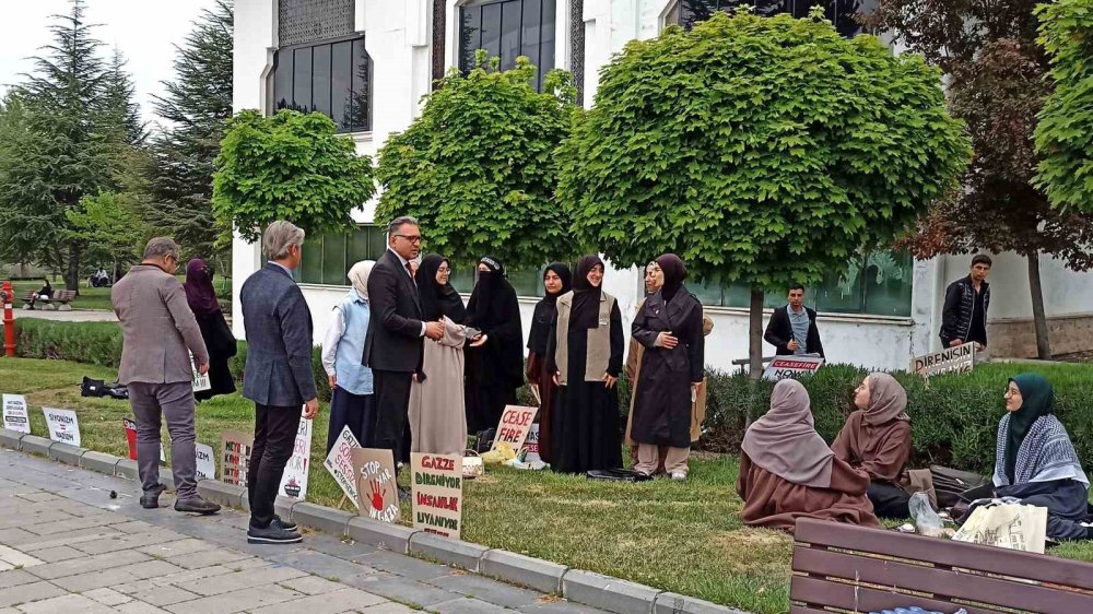 Selçuk Üniversitesi öğrencilerinden Gazze’deki soykırıma barışçıl tepki