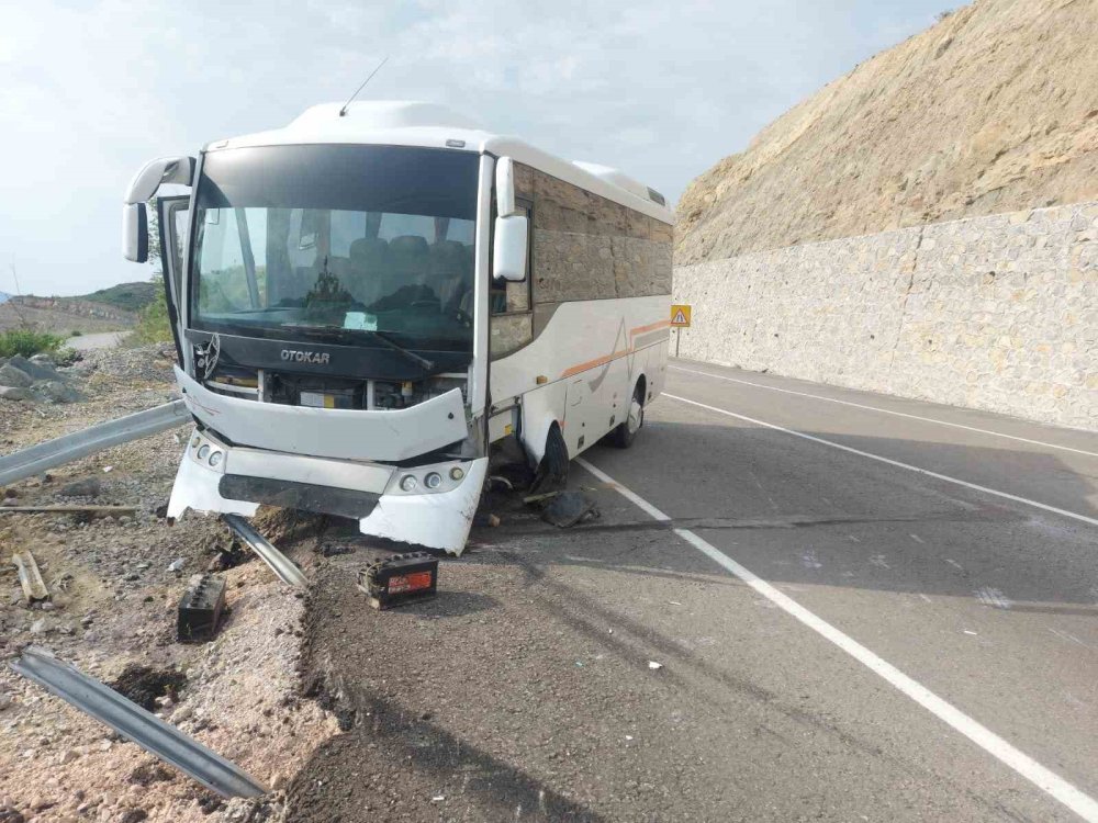 Antalya-Konya kara yolunda midibüs bariyerlere çarptı, yaralılar var