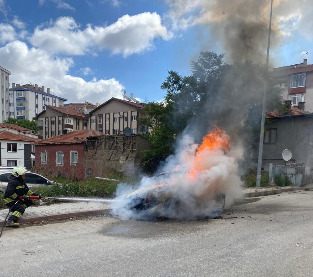 Konya'da araç yangını! Kontağı çevirdi, otomobili alev aldı