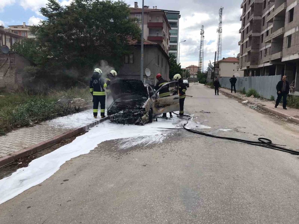 Konya'da araç yangını! Kontağı çevirdi, otomobili alev aldı