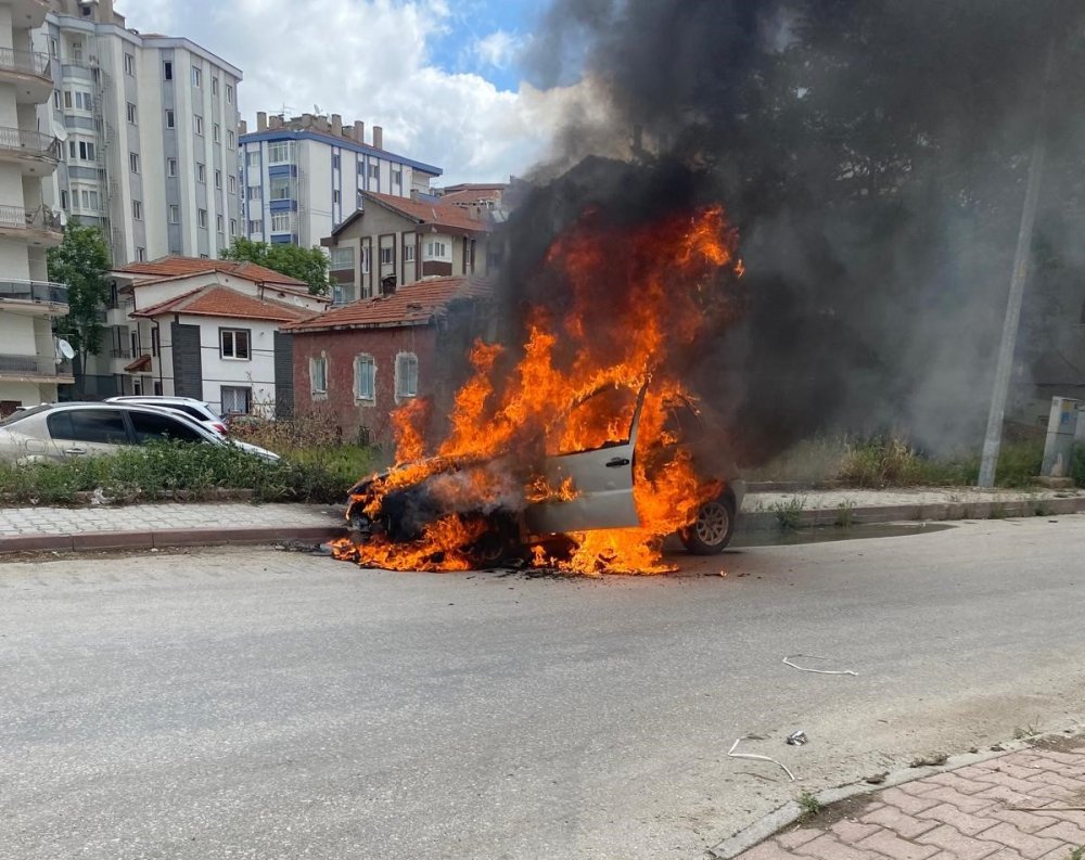 Konya'da araç yangını! Kontağı çevirdi, otomobili alev aldı