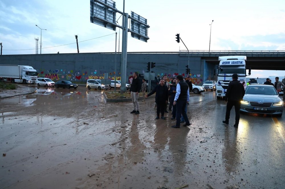 Şırnak Valisi Atay sel bölgesinde incelemelerde bulundu