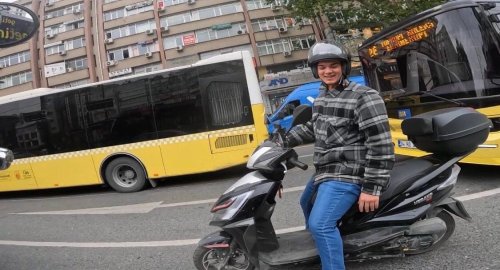 İstanbul’da trafikte kahkahaya boğan kaza!