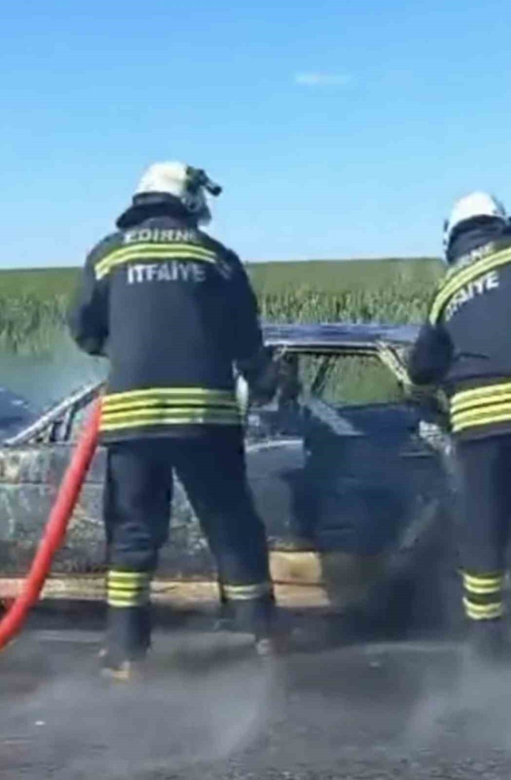 Şenliğe giden gençlerin aracı alev aldı