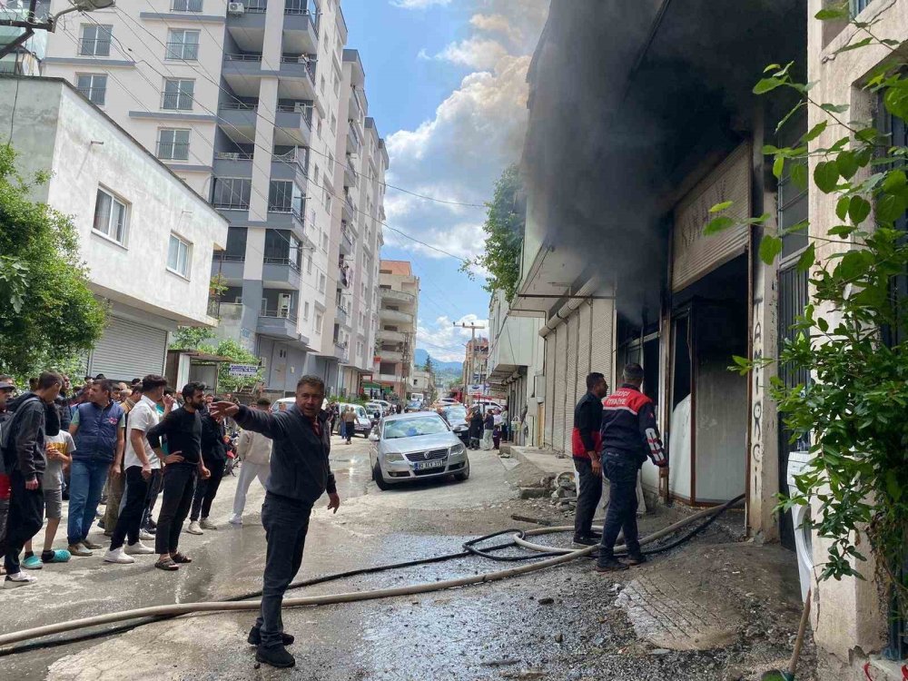 Osmaniye’de beyaz eşya tamiri yapan işletmede yangın çıktı