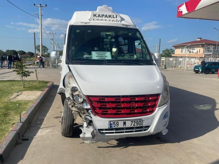 Yolcu minibüsü otomobille çarpıştı: 3 yaralı